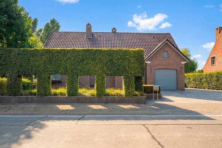Stylish home with 5 bedrooms, garden & double garage (EPC B)