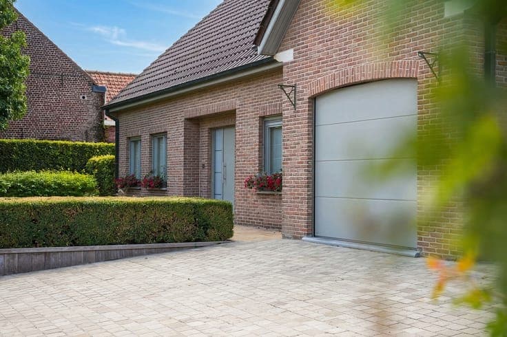Stylish home with 5 bedrooms, garden & double garage (EPC B)