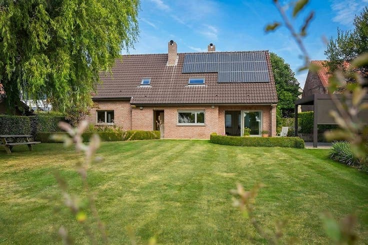 Stylish home with 5 bedrooms, garden & double garage (EPC B)