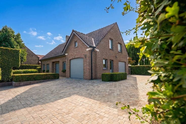 Stylish home with 5 bedrooms, garden & double garage (EPC B)