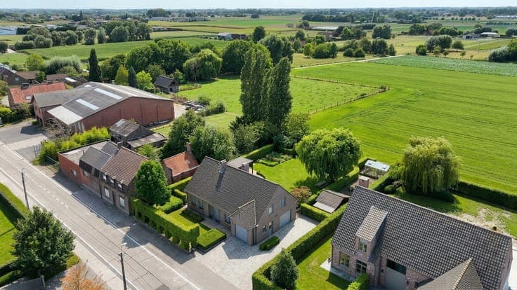 Stylish home with 5 bedrooms, garden & double garage (EPC B)