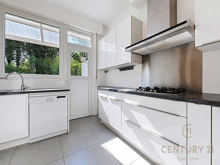 House with 5 bedrooms and garden in a prime location in Sch…