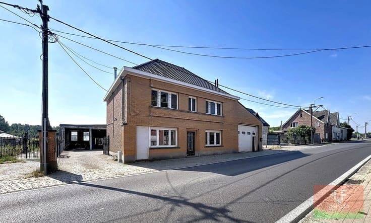 Open bebouwing met 6 slaapkamers, 3 badkamers, inpandige ...