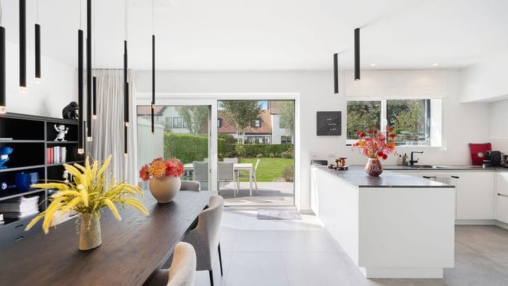 Stylish family home with 5 bedrooms, garage and large terrac