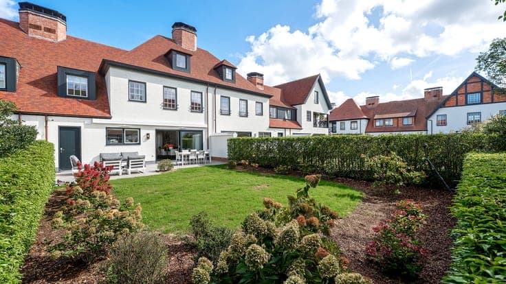 Stylish family home with 5 bedrooms, garage and large terrac