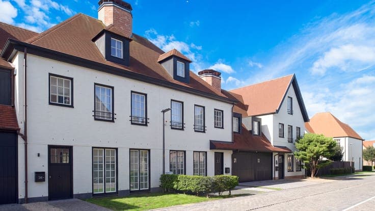 Stylish family home with 5 bedrooms, garage and large terrac