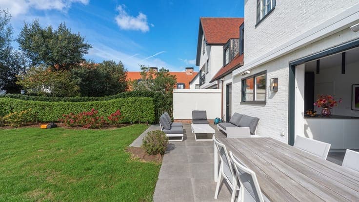 Stylish family home with 5 bedrooms, garage and large terrac