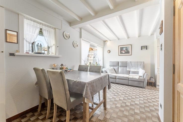 Verzorgde woning met bijgebouwen en prachtige tuin nabij ...