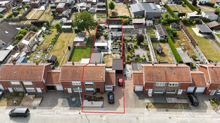 Verzorgde woning met bijgebouwen en prachtige tuin nabij ...