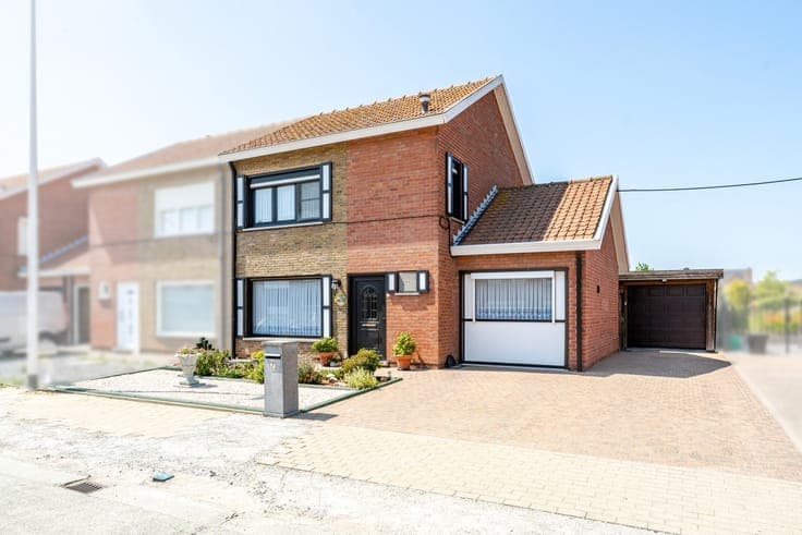 Verzorgde woning met bijgebouwen en prachtige tuin nabij ...