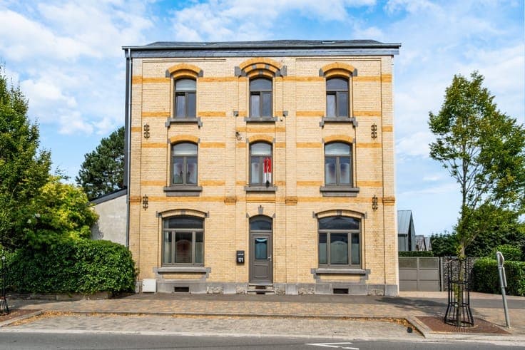 5-Bedroom Manor House with Garden