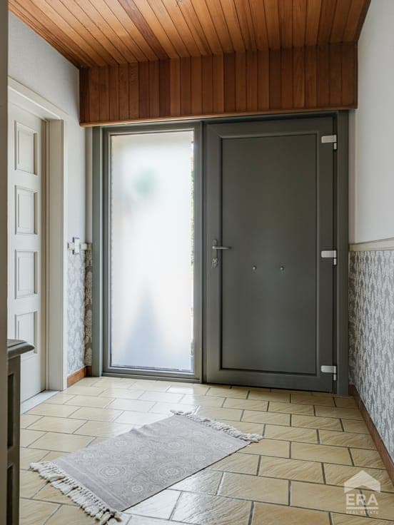 Spacious detached home with garden and hangar