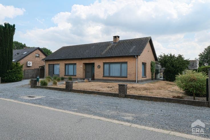 Spacious detached home with garden and hangar