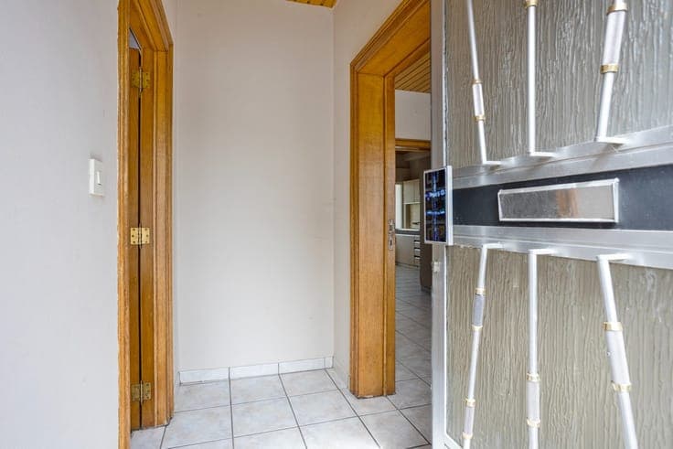 RUIME TE RENOVEREN GEZINSWONING MET RUIME GARAGE / TUIN /...