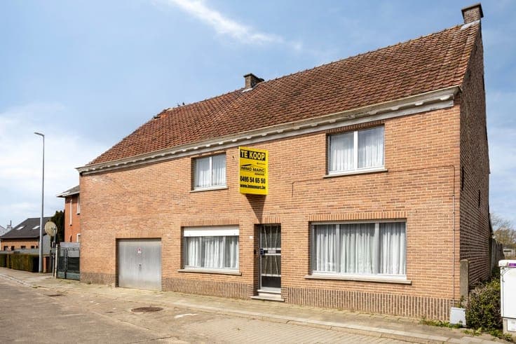 RUIME TE RENOVEREN GEZINSWONING MET RUIME GARAGE / TUIN /...