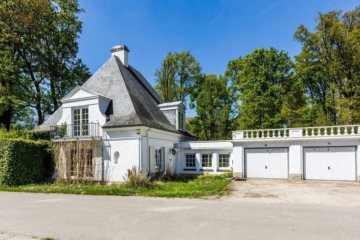 Beautiful villa Lipszyc with potential in a private estate