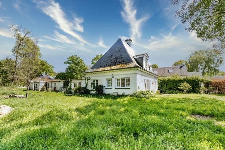 Beautiful villa Lipszyc with potential in a private estate