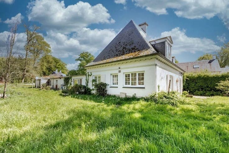 Beautiful villa Lipszyc with potential in a private estate