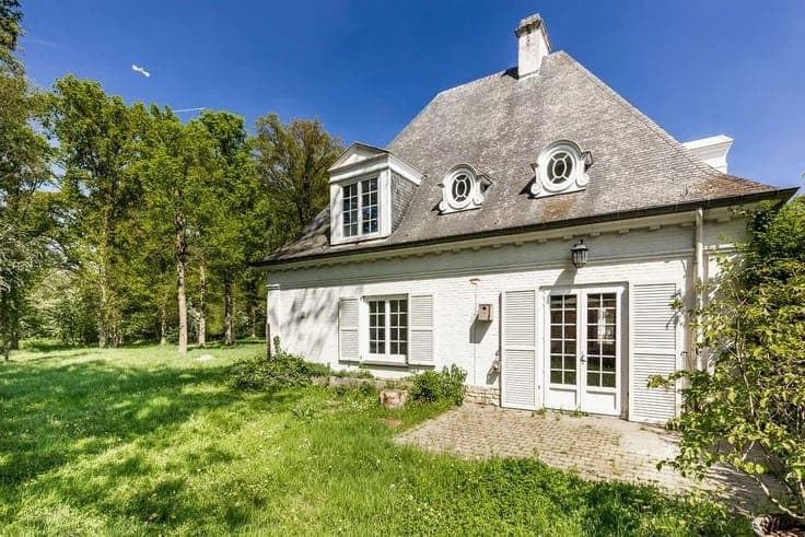 Beautiful villa Lipszyc with potential in a private estate