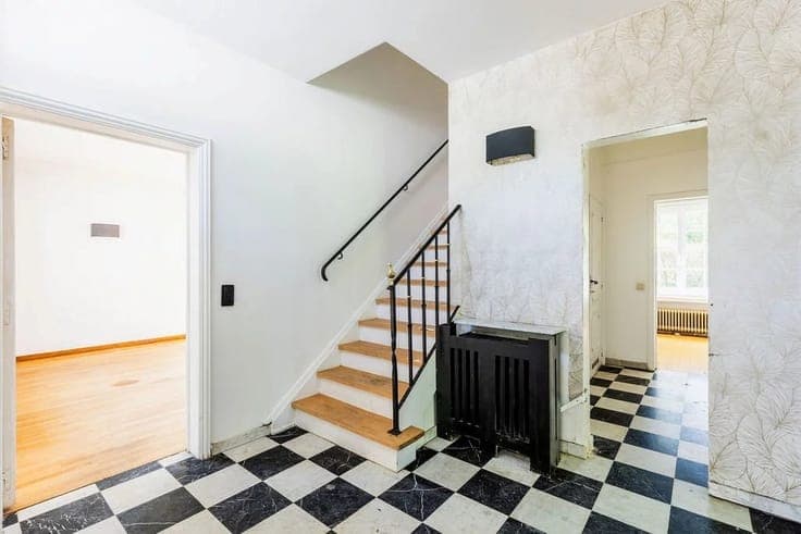 Beautiful villa Lipszyc with potential in a private estate