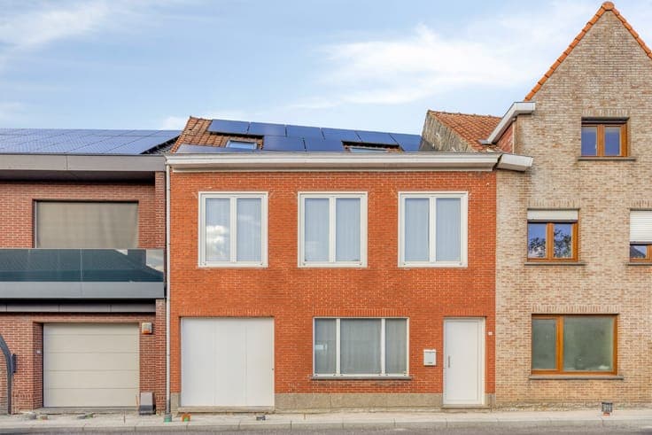 Rustig en landelijk gelegen verder af te werken rijwoning...