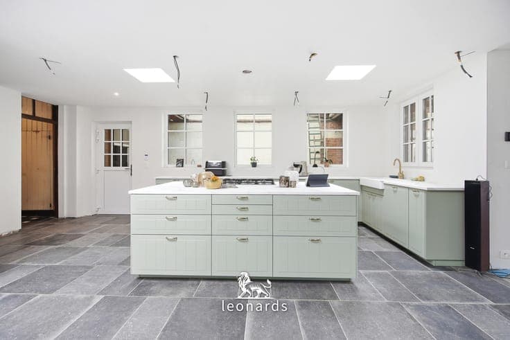 Spacious home with a workshop and garden in a prime location