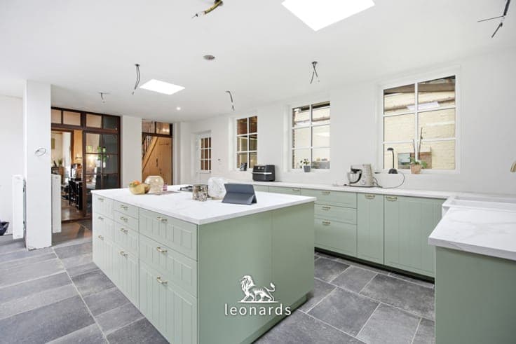 Spacious home with a workshop and garden in a prime location