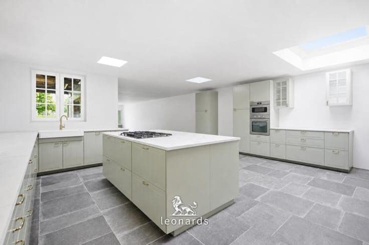 Spacious home with a workshop and garden in a prime location