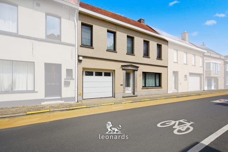 Spacious home with a workshop and garden in a prime location