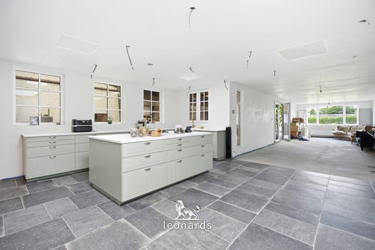Spacious home with a workshop and garden in a prime location