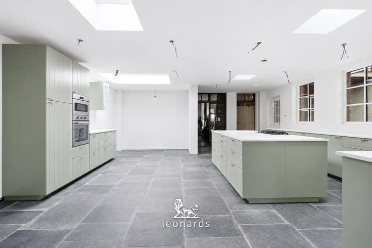 Spacious home with a workshop and garden in a prime location