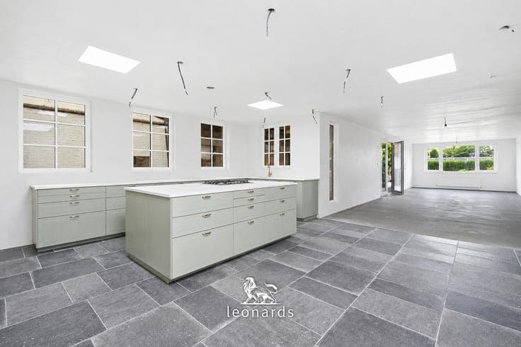 Spacious home with a workshop and garden in a prime location