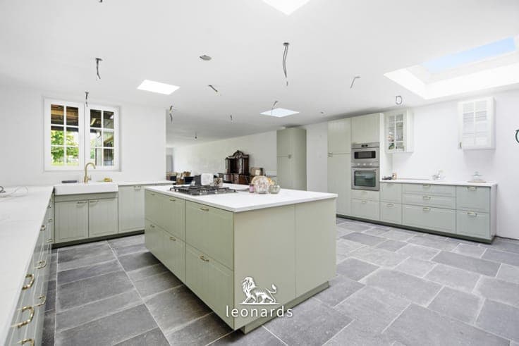 Spacious home with a workshop and garden in a prime location