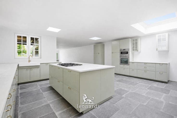 Spacious home with a workshop and garden in a prime location