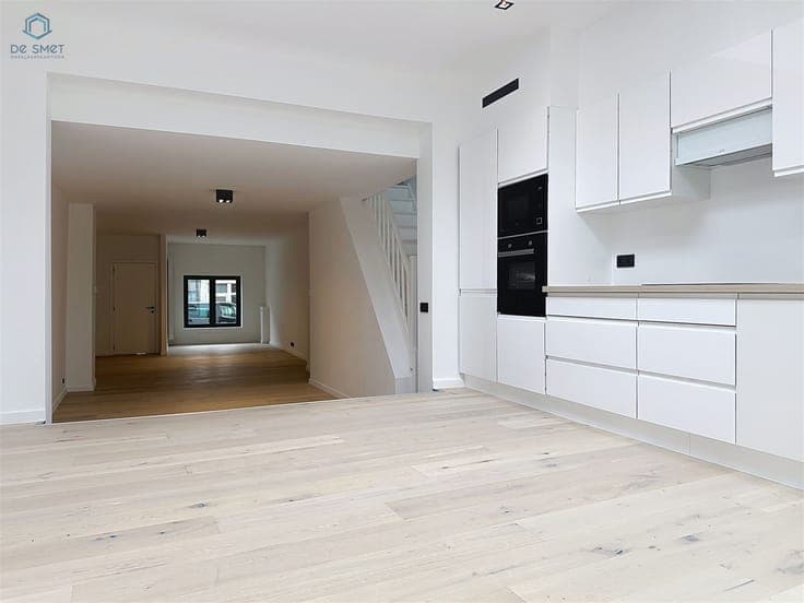 Beautifully Renovated Townhouse with 5 Bedrooms, 2 Bathrooms