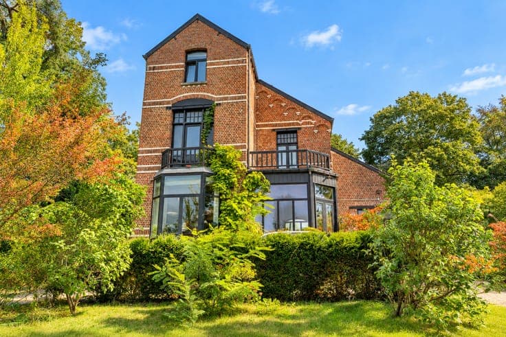 A CHARMING PROPERTY SET AMIDST LUSH GREEN SURROUNDINGS