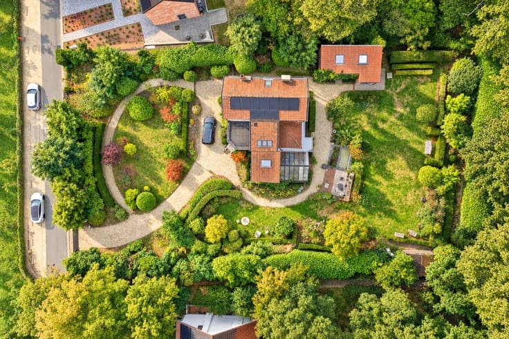 A CHARMING PROPERTY SET AMIDST LUSH GREEN SURROUNDINGS