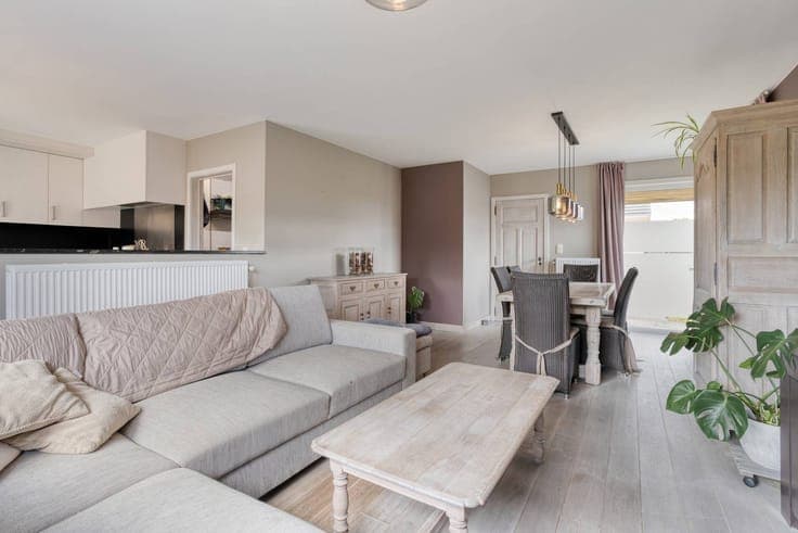 Ready-to-move family home with sunny garden near De Gavers