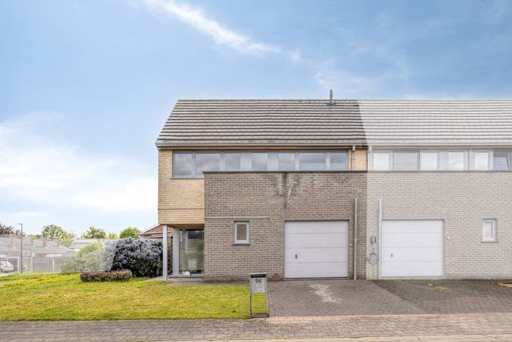 Ready-to-move family home with sunny garden near De Gavers