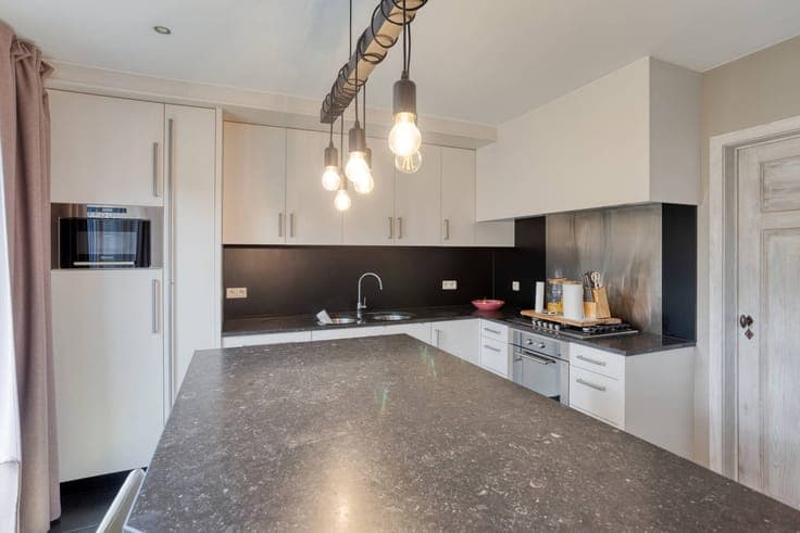 Ready-to-move family home with sunny garden near De Gavers
