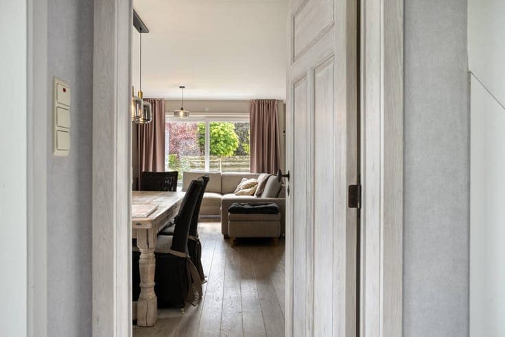 Ready-to-move family home with sunny garden near De Gavers