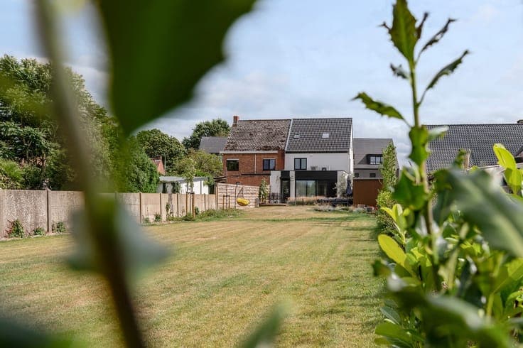 Instapklare gezinswoning met 4 slaapkamers op een perceel...