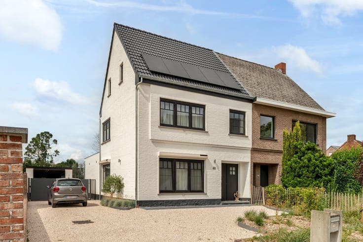 Instapklare gezinswoning met 4 slaapkamers op een perceel...
