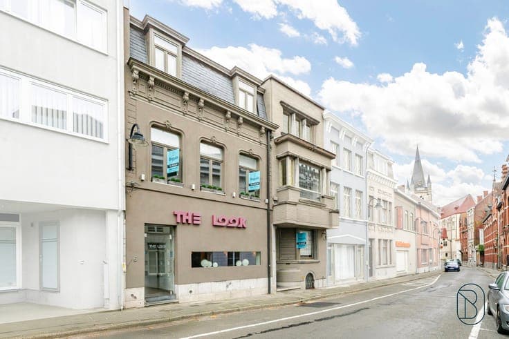 Well-located commercial property with terrace & living area!