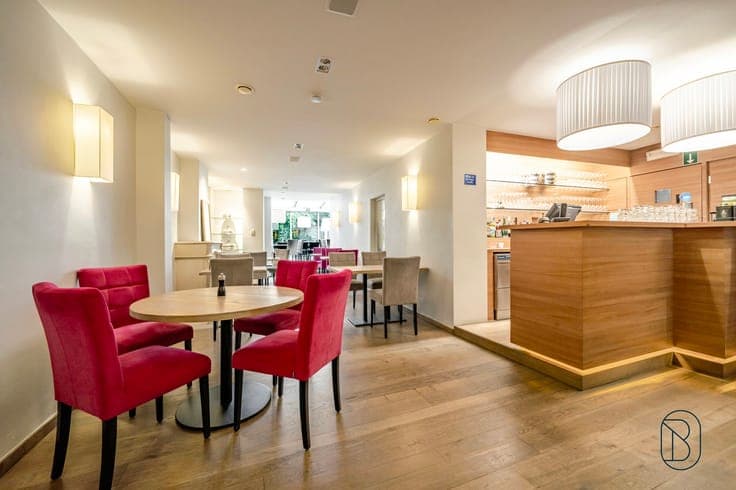 Well-located commercial property with terrace & living area!
