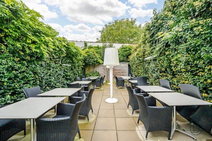 Well-located commercial property with terrace & living area!