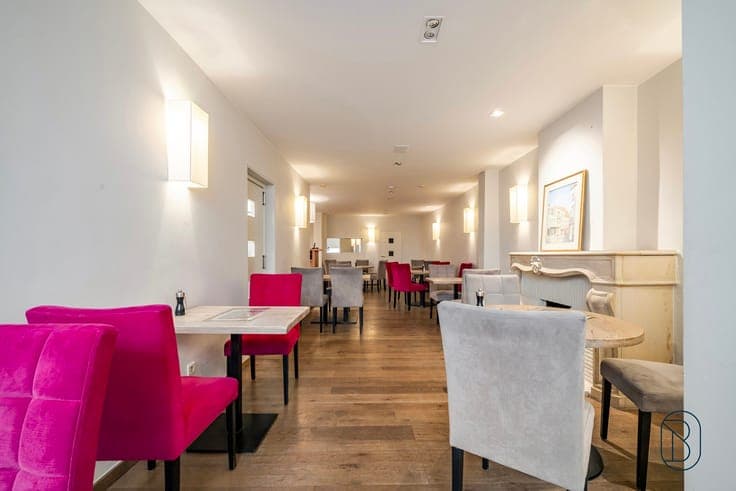 Well-located commercial property with terrace & living area!