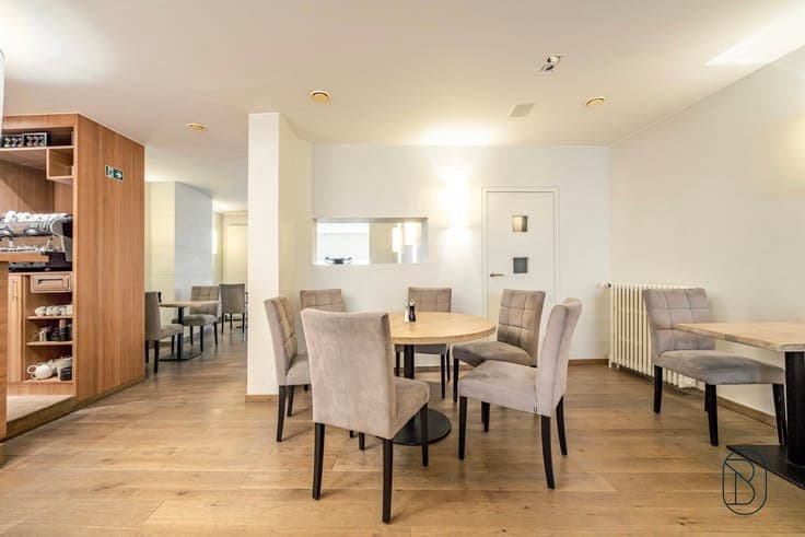 Well-located commercial property with terrace & living area!