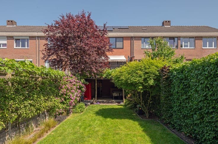 Instapklare woning met garage en zonnige tuin