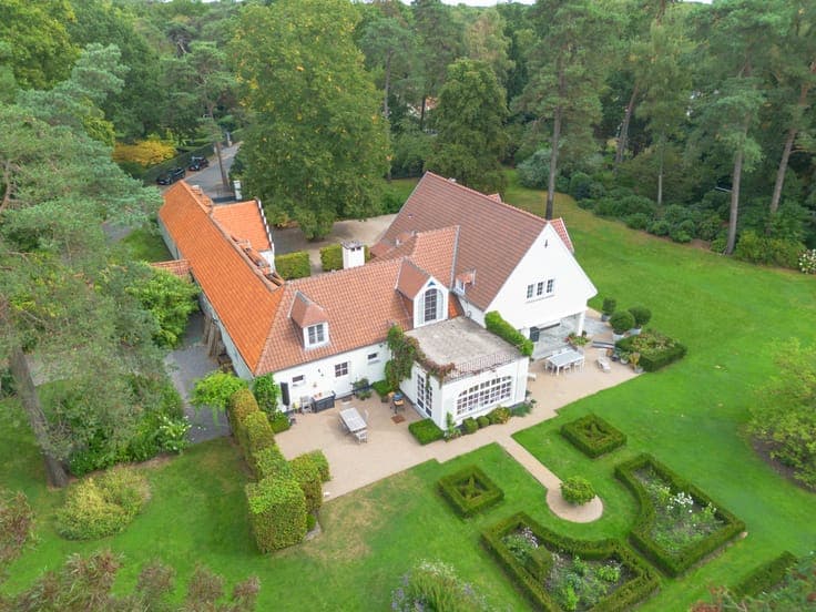 Stylish villa with park estate of ± 4,600 m² in Keerbergen